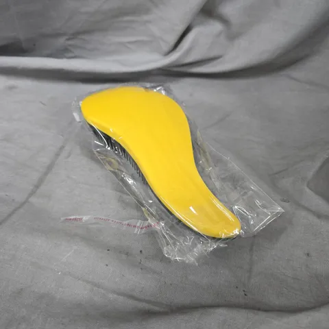 APPROXIMATELY 20 PLASTIC HAIRBRUSHES IN YELLOW/BLACK  