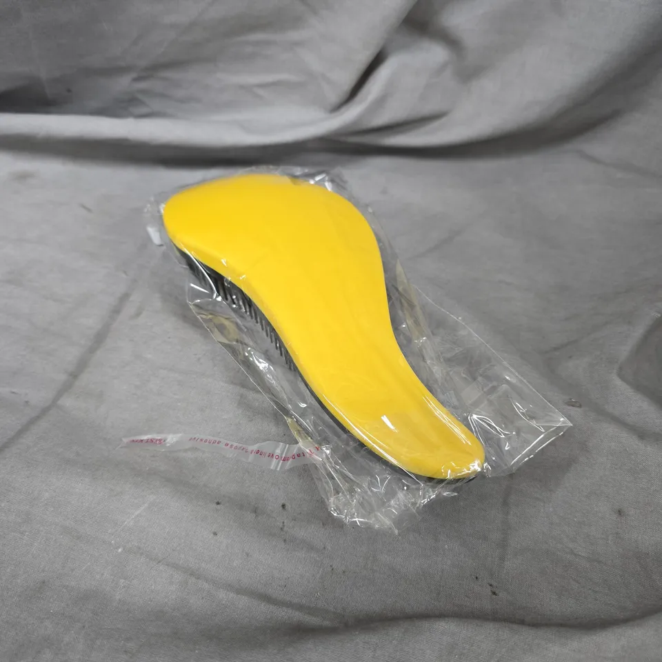 APPROXIMATELY 20 PLASTIC HAIRBRUSHES IN YELLOW/BLACK
