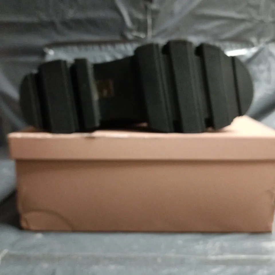 BOXED PAIR OF CARVELA CHUNKY ANKLE BOOTS IN BLACK SIZE EU 39