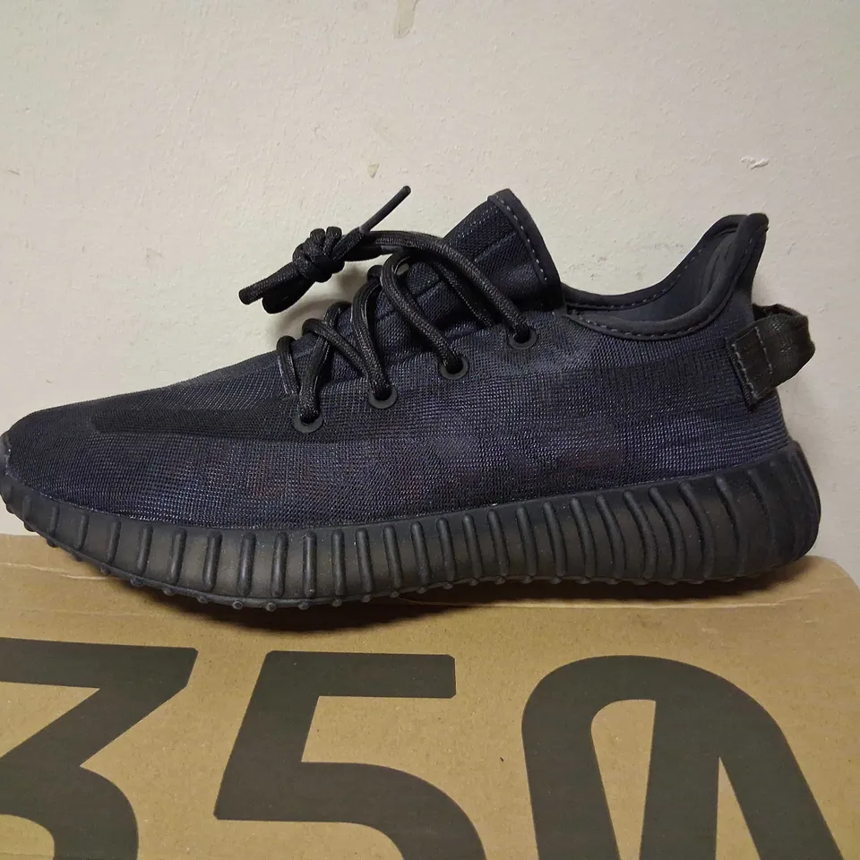BOXED YEEZY 350 V2 SIZE 7.5