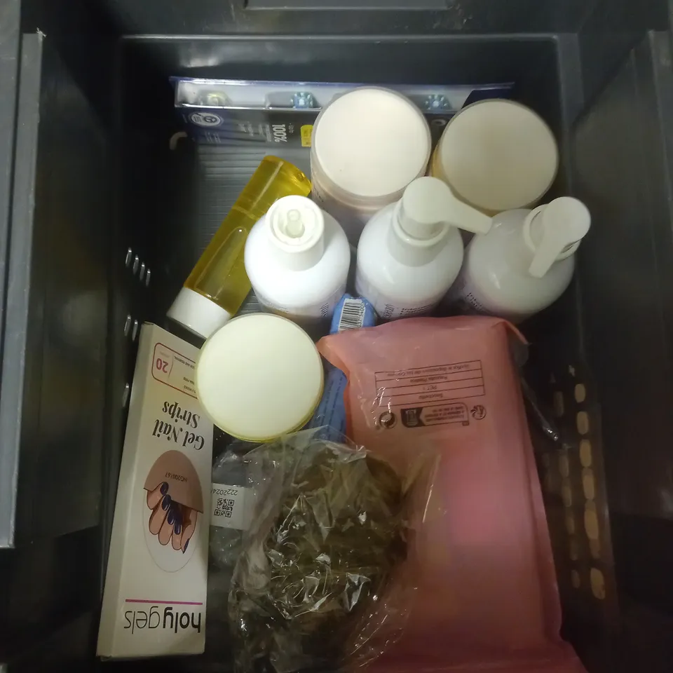 APPROXIMATELY 20 ASSORTED COSMETIC PRODUCTS TO INCLUDE - WESTLAB EPSOM BATH SALT - TRESEMME SHAMPOO - SKIN NOURISH BUTTER - ETC 