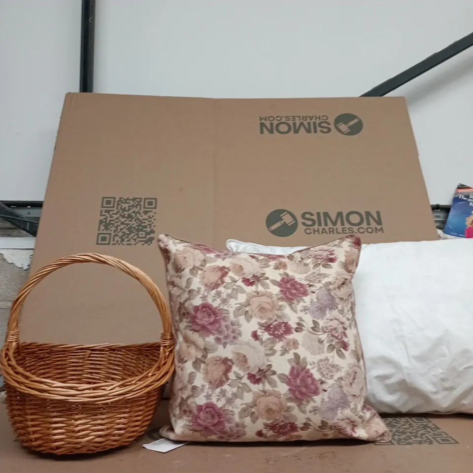 BOX OF APPROXIMATELY 5 ASSORTED ITEMS INCLUDING A WOVEN BASKET, FLORAL CUSHION AND PILLOW