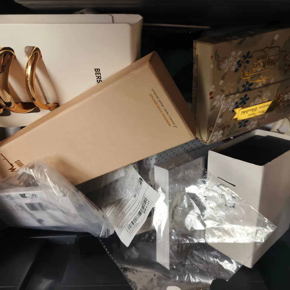 APPROXIMATELY 15 ASSORTED JEWELLERY ITEMS TO INCLUDE BRANDS SUCH AS BERSHKA, SAVA, ROBERT LEE MORRIS, ETC