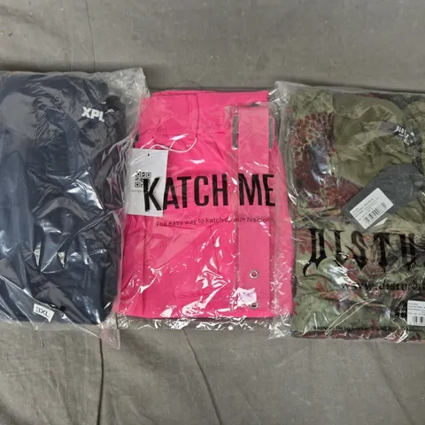 BOX OF APPROXIMATELY 20 ASSORTED CLOTHING AND FASHION ITEMS IN VARIOUS STYLES, SIZES, AND COLOURS - COLLECTION ONLY