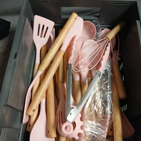 TOTE OF APPROXIMATELY 20 KITCHEN UTENSILS - WOODEN HANDLE WITH PINK RUBBER ENDS