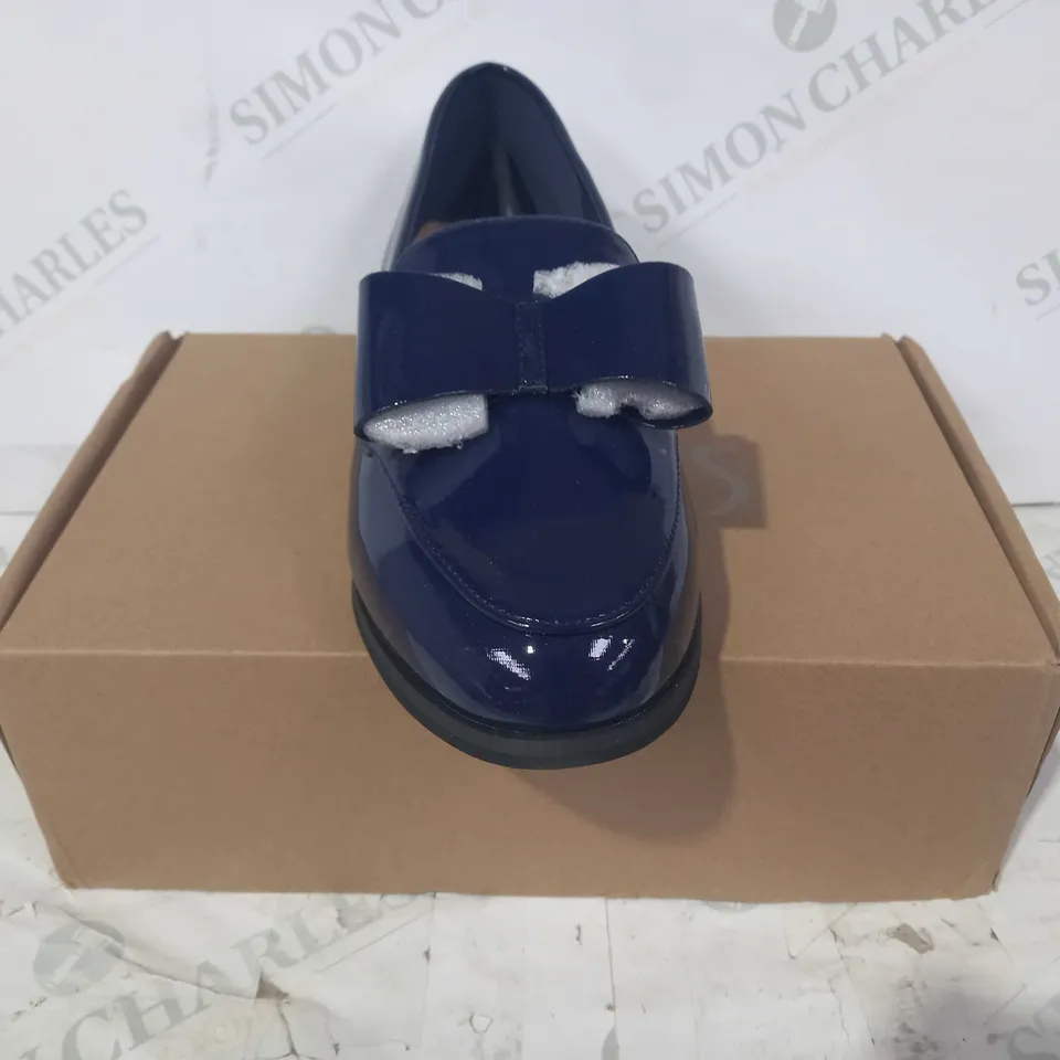 BOXED PAIR OF WALLIS SLIP-ON LOAFERS W. BOW IN NAVY UK SIZE 7