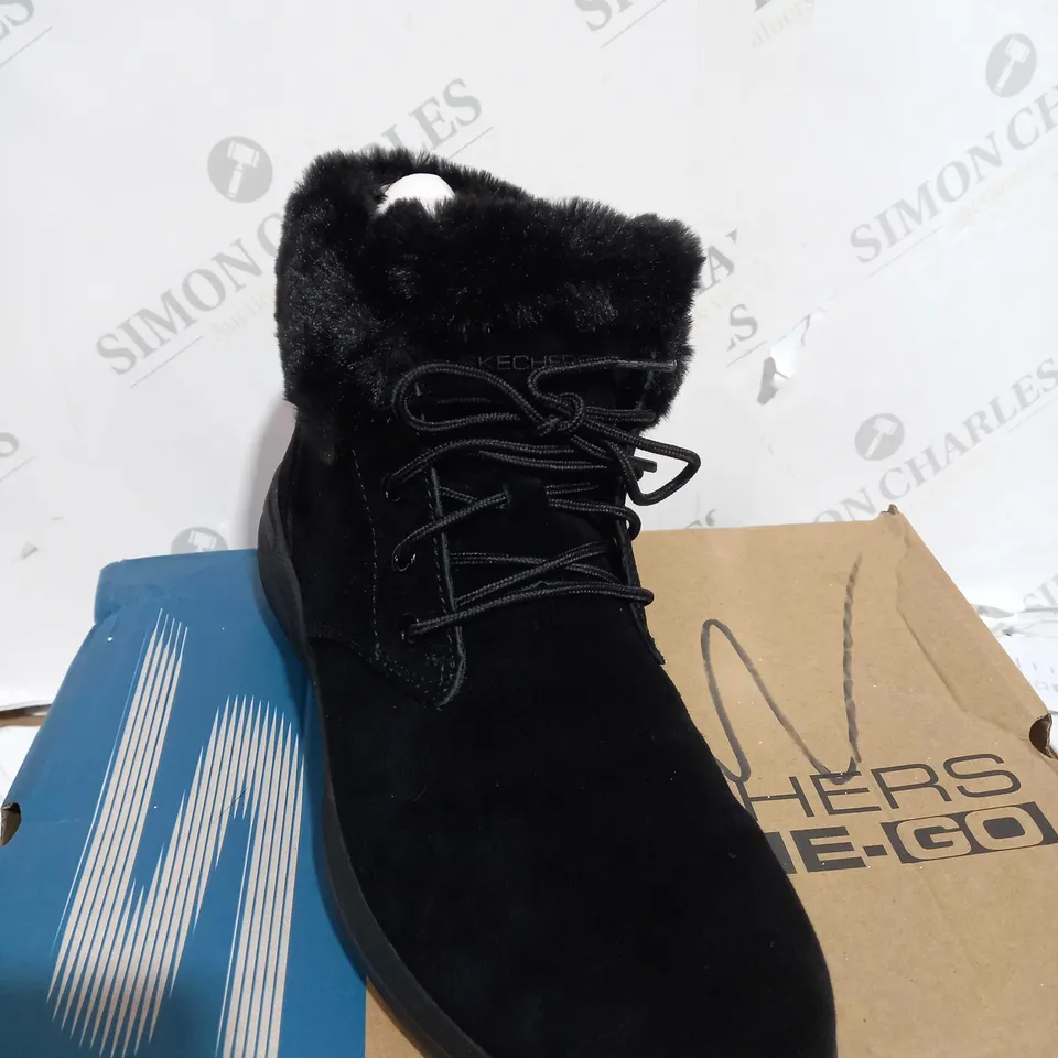 BOXED PAIR OF SKECHERS GO WALK SHOES IN BLACK SIZE 6