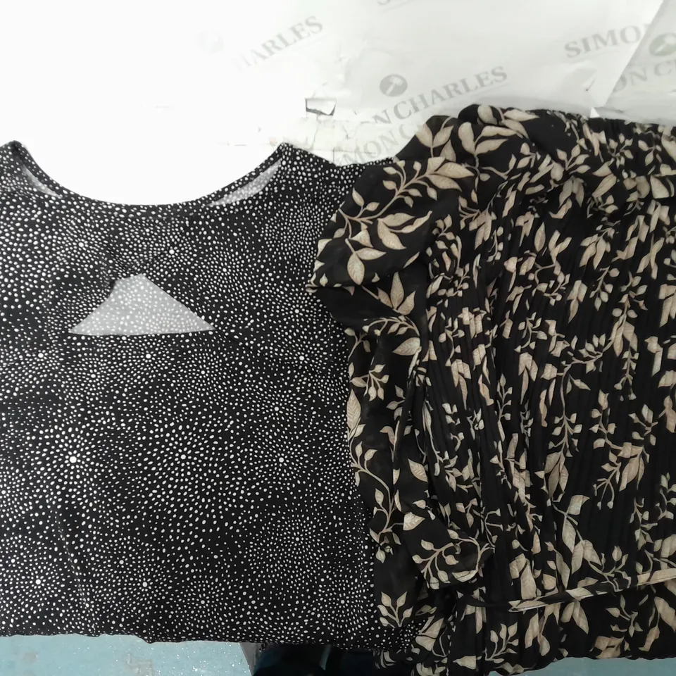 A BOX OF 10 ITEMS OF CLOTHING TO INCLUDE A BLACK AND SILVER TOP AND A FLOWER DESIGN DRESS 