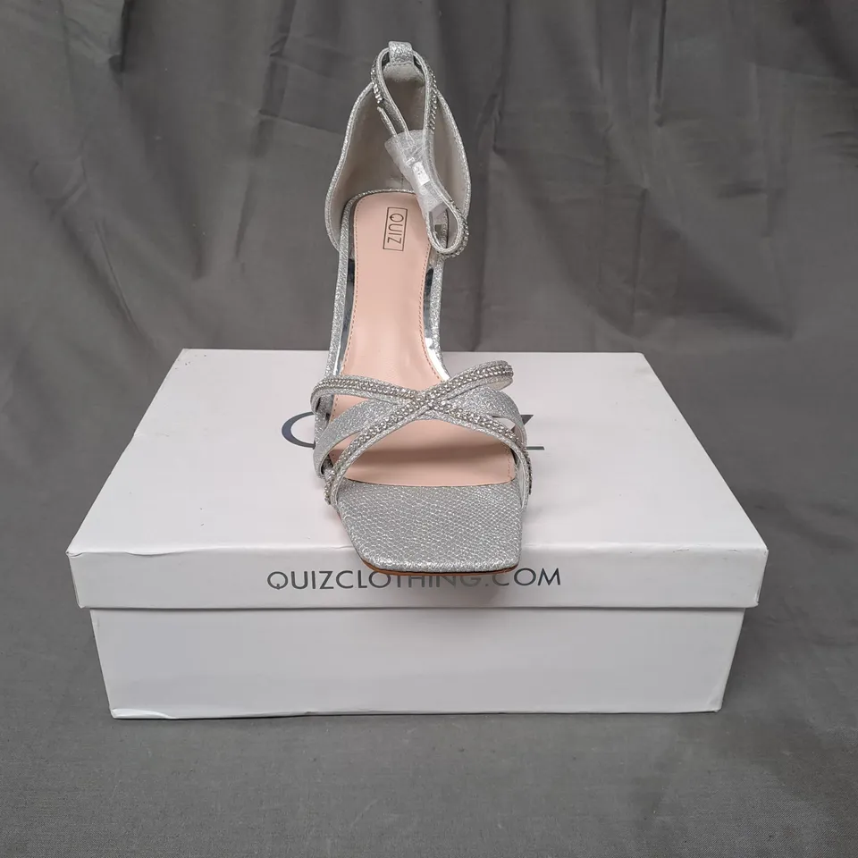 BOXED PAIR OF QUIZ OPEN TOE BLOCK HEEL SANDALS IN METAALIC SILVER W. GLITTER EFFECT SIZE 8
