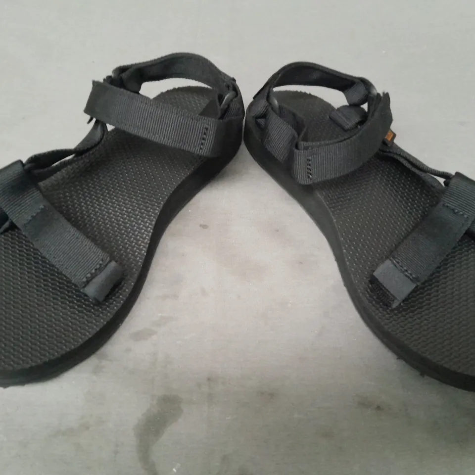 BOXED PAIR OF TEVA OPEN TOE SANDALS IN BLACK UK SIZE 8