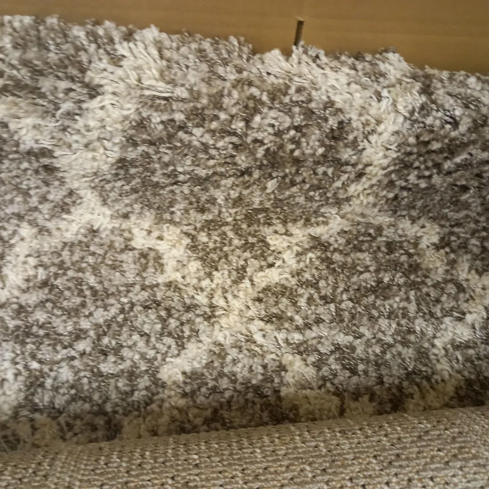DESIGNER SHAGGY WOOL RUG IN GREY/WHITE