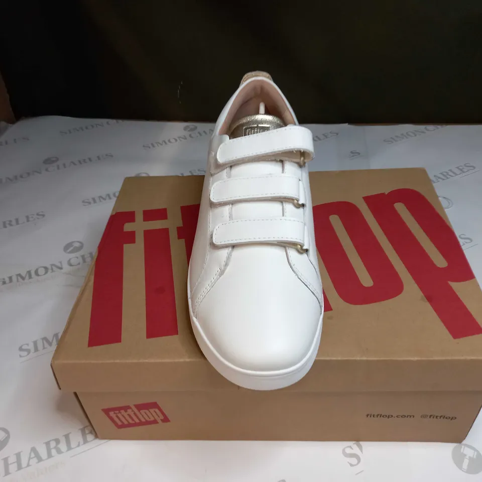 BOXED PAIR OF FIT FLOP RALLY METALLIC BACK LEATHER STRAP SNEAKERS IN WHITE - UK 8