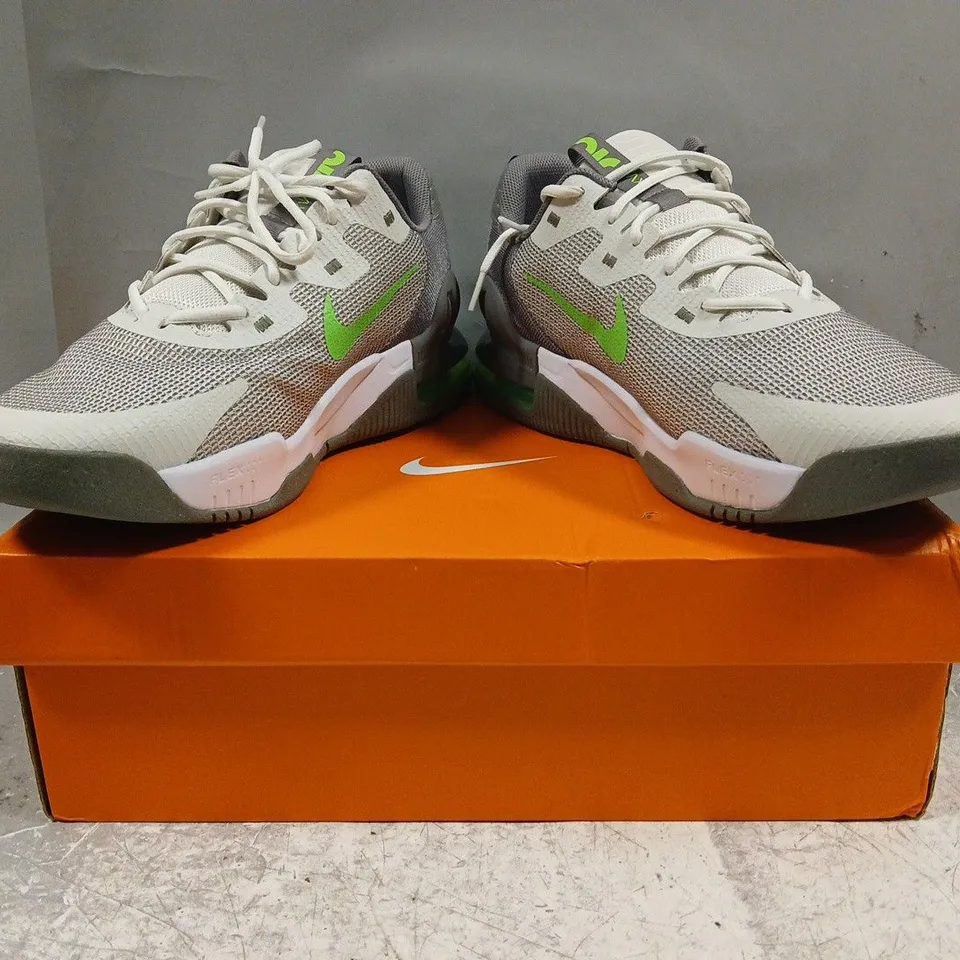 BOXED PAIR OF NIKE AIR MAXALPHA TRAINER 5 IN GREY/GREEN/WHITE SIZE UK 10