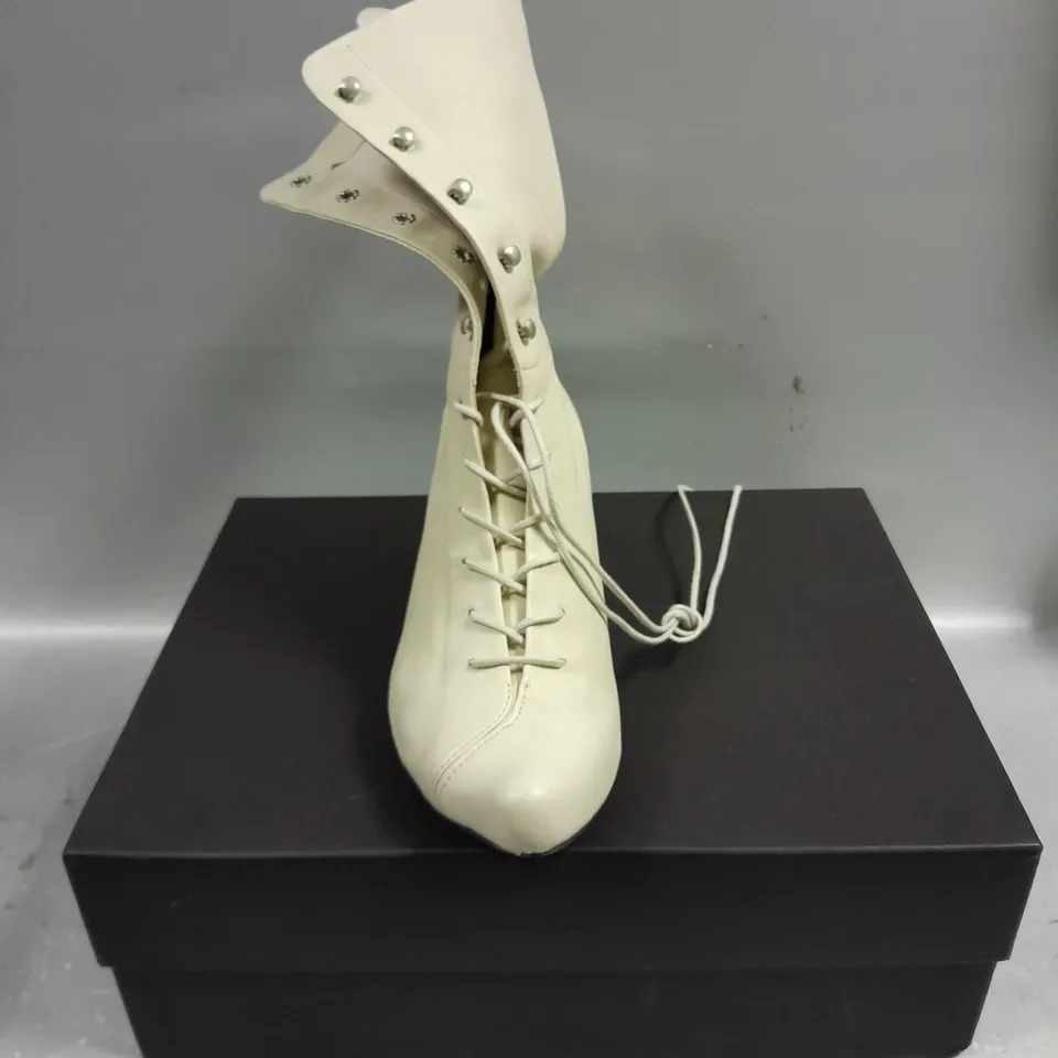 BOXED PAIR OF TRACEY NEULS TANYA BOOTS IN OFF WHITE - 6