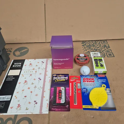 TOTE OF APPROXIMATELY 10 ASSORTED ITEMS INCLUDING SPACEGOODS METAL INSULATED QUOTE MUG, MARK MY WORDS NOTEBOOK AND UTO EXTRAS AFUNKY CASSETTE AIR FRESHENER