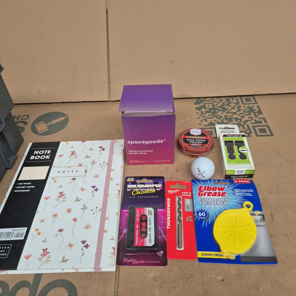 TOTE OF APPROXIMATELY 10 ASSORTED ITEMS INCLUDING SPACEGOODS METAL INSULATED QUOTE MUG, MARK MY WORDS NOTEBOOK AND UTO EXTRAS AFUNKY CASSETTE AIR FRESHENER
