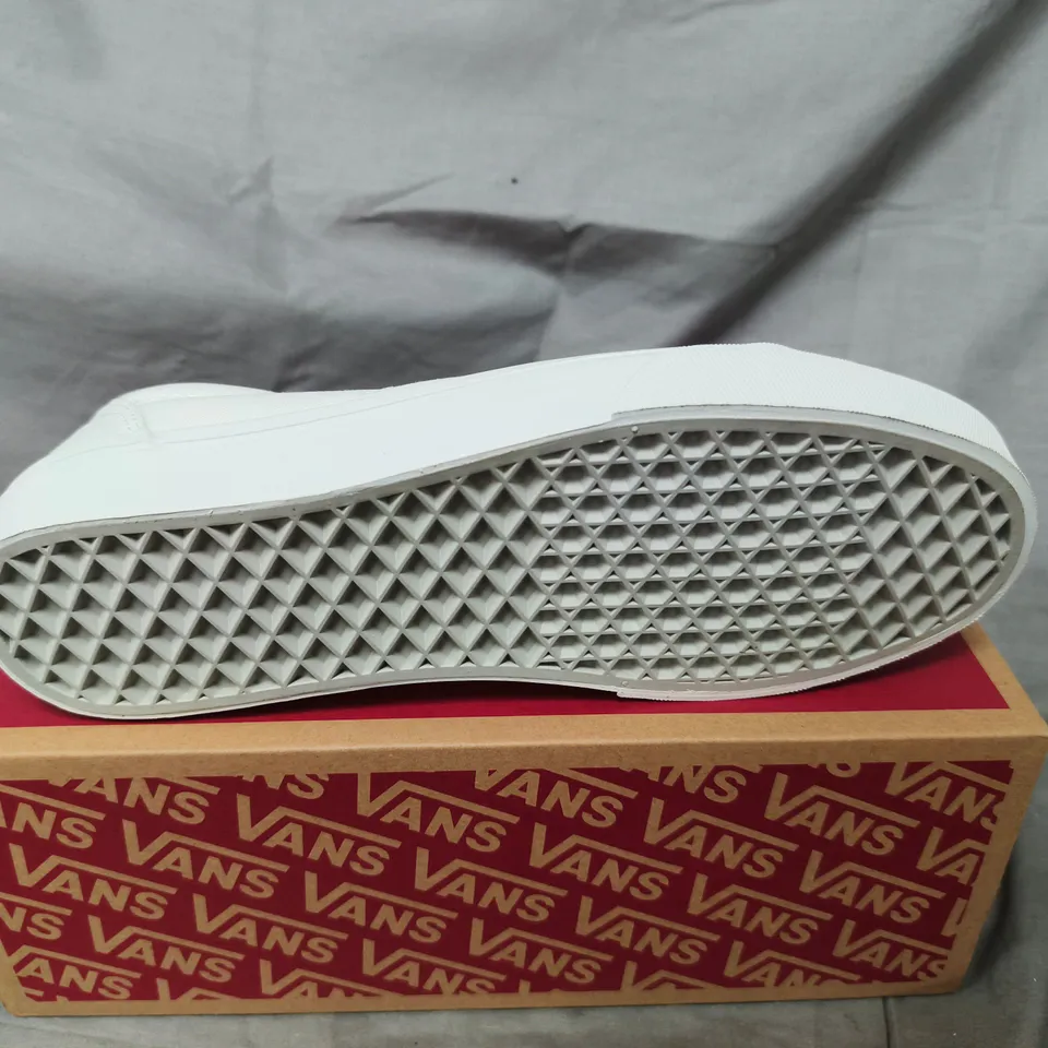 VANS OLD SKOOL WHITE SNEAKERS – UK 7 (US 8, EU 40.5)