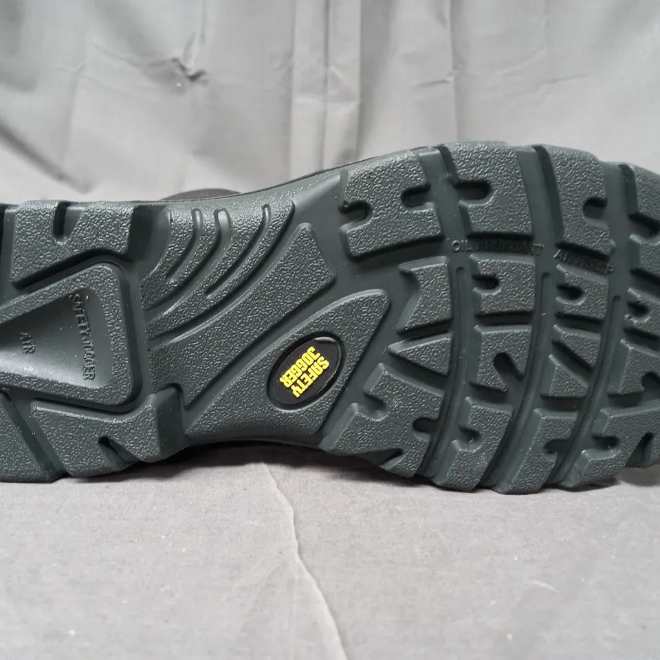 BOXED PAIR OF SAFETY JOGGER WORKS SAFETY BOOTS IN BLACK UK SIZE 8