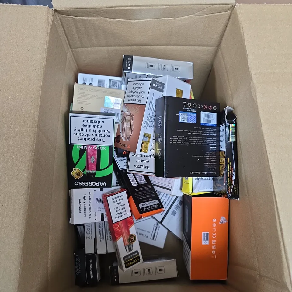 BOX OF APPROXIMATELY 30 ASSORTED E-CIGARETTES AND ACCOMPANIMENTS TO INCLUDE: VARIOUS GEEKVAPE ITEMS 