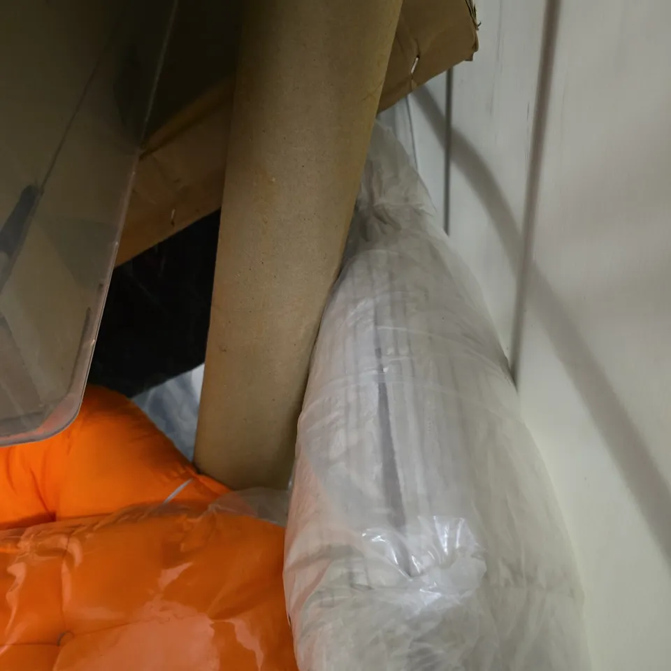 CAGE OF APPROXIMATELY 10 ASSORTED HOUSEHOLD ITEMS TO INCLUDE - CLEAR PLASTIC TUB , FOAM GREY WAL PADDING , BLIND ETC