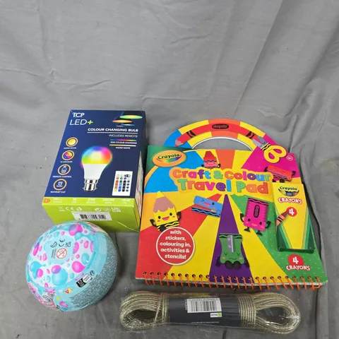 APPROXIMATELY 20 ASSORTED HOUSEHOLD PRODUCTS TO INCLUDE COLOUR TRAVEL PAD, WASHING LINE, BULB ETC 