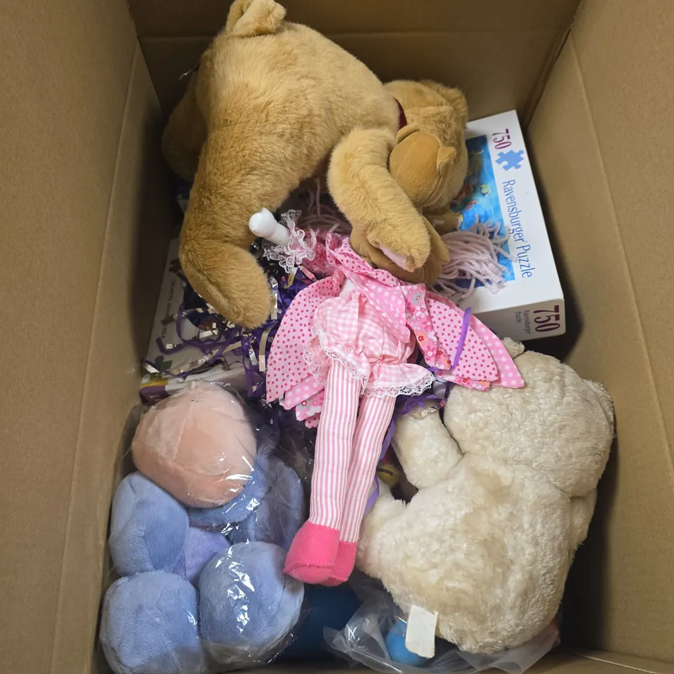 BOX OF APPROXIMATELY 10 ASSORTED TOYS INCLUDING A 1000 PIECE PUZZLE A SUPERDURG SOFT TOY AND A CREAM COLOURED SOFT BEAR