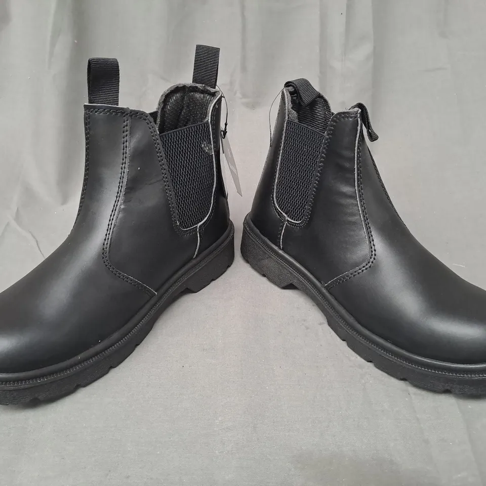 BOXED PAIR OF BLACKROCK DEALER BOOTS IN BLACK UK SIZE 4