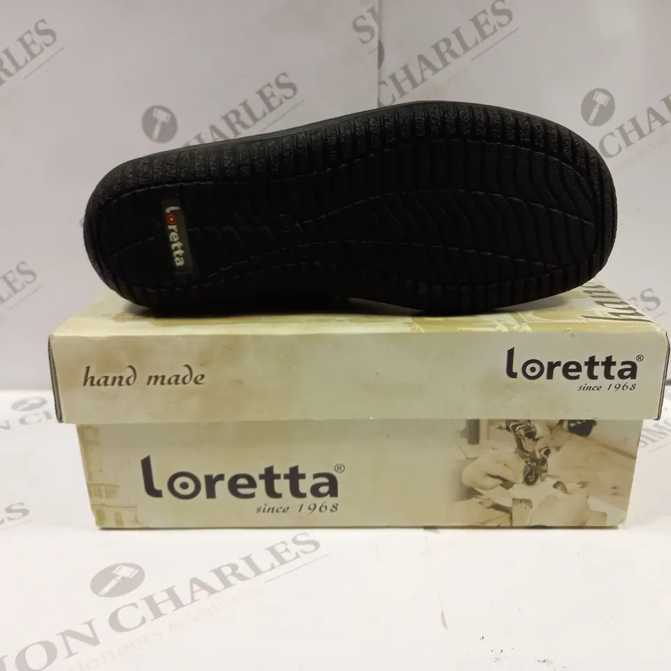 BOXED PAIR OF LORETTA HAK36005 CASUAL LACE UP SHOES IN NAVY UK SIZE 6
