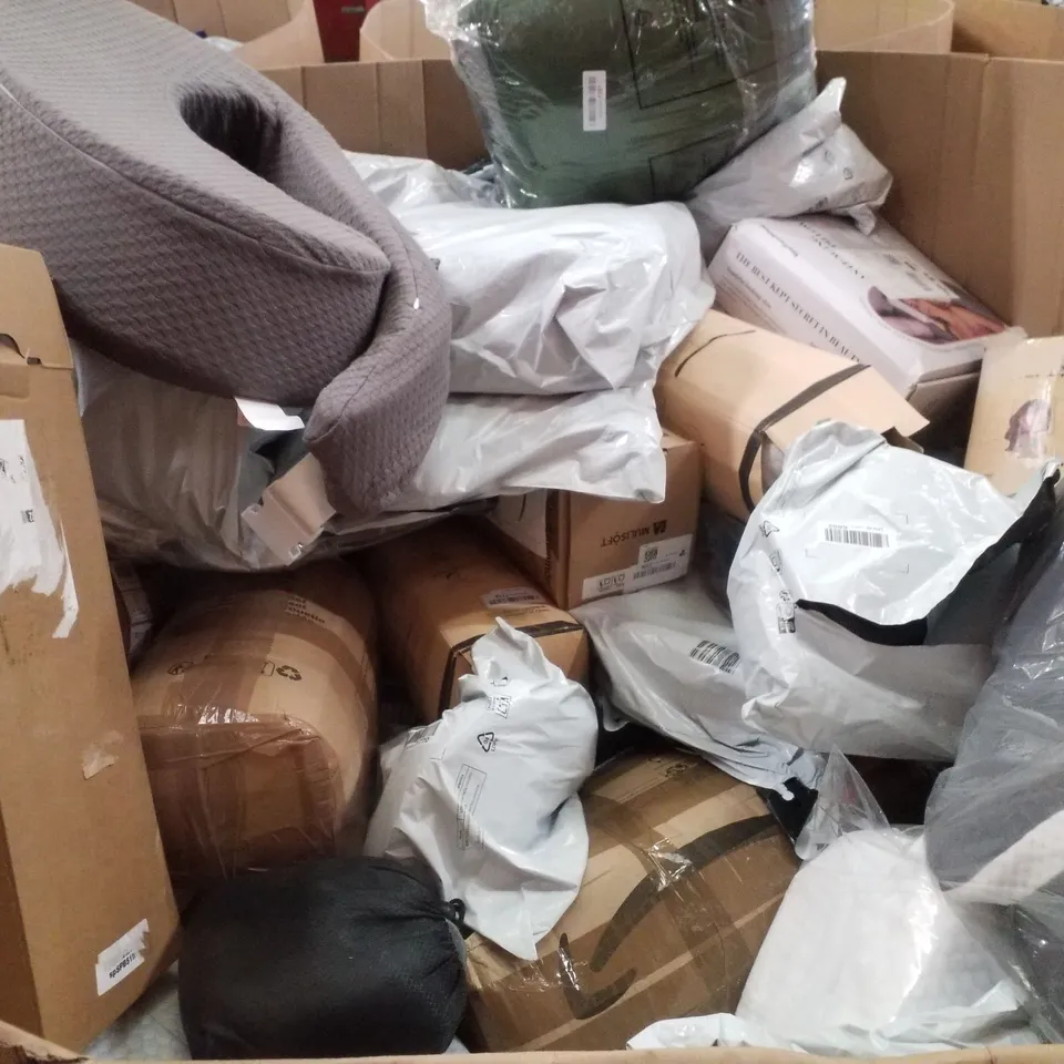 PALLET CONTAINING ASSORTED PILLOWS & CUSHIONS