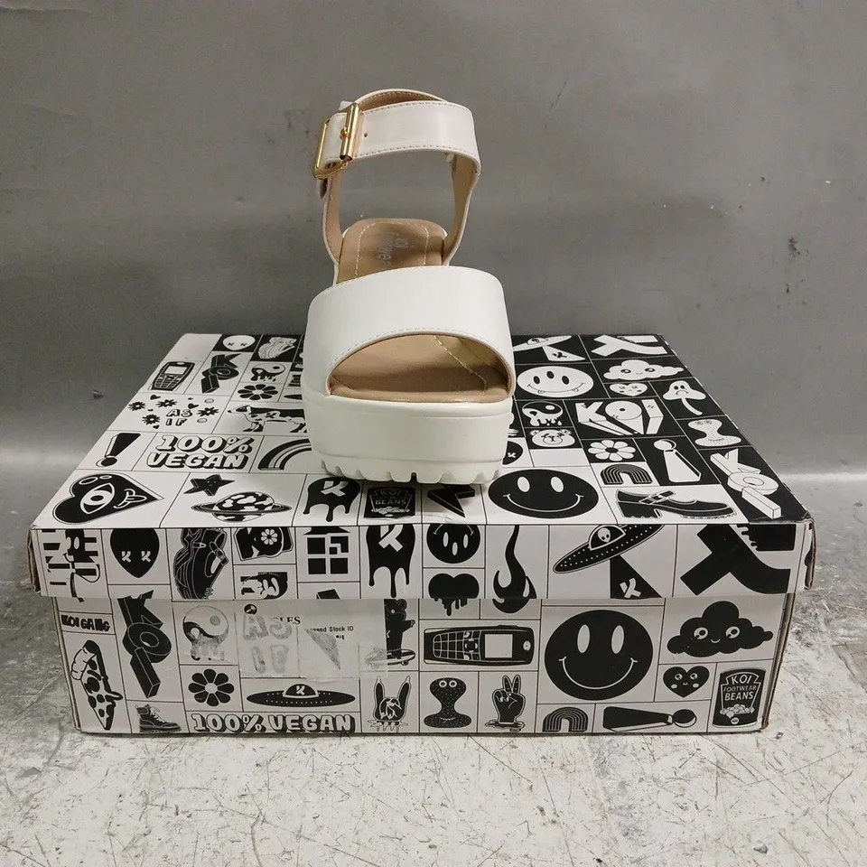 BOXED PAIR OF KOI OPEN TOE PLATFORM BLOCK HEEL SANDALS IN WHITE SIZE UK 6