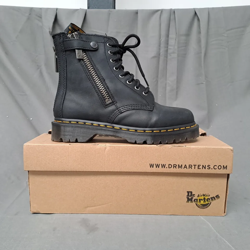 BOXED PAIR OF DR MARTENS 1460 ALT ZIP BOOTS IN BLACK UK SIZE 6