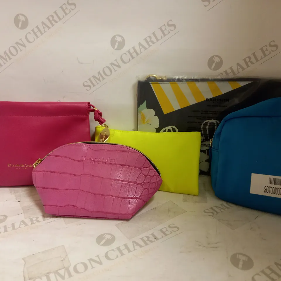 LOT OF 5 ASSORTED SPONGE/CLUTCH BAGS TO INCLUDE CLARINS, ELIZABETH ARDEN, DARPHIN