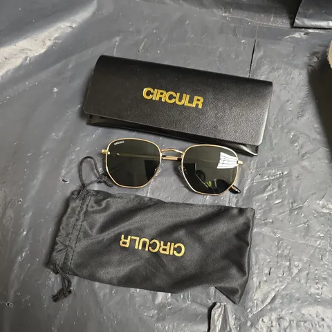 CIRCULR SUNGLASSES – GOLD-TONE AVIATOR FRAMES, BLACK LENSES LONDON STYLE