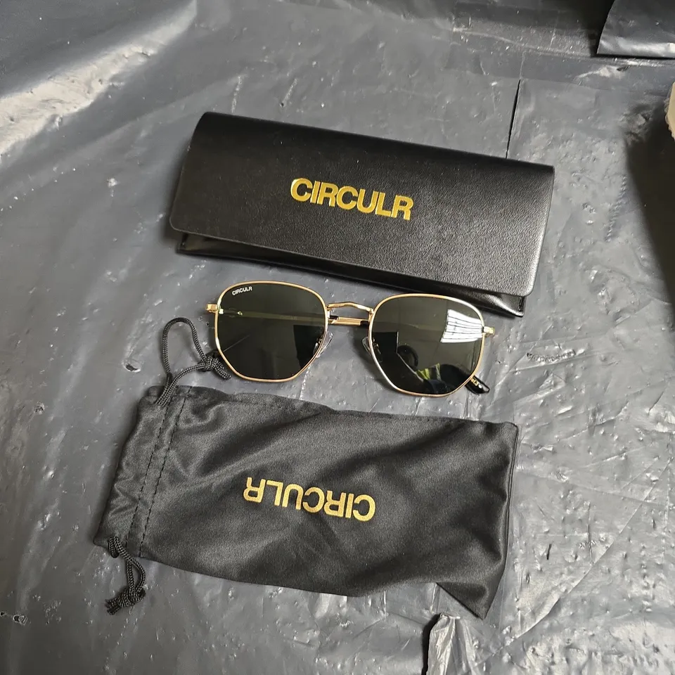 CIRCULR SUNGLASSES – GOLD-TONE AVIATOR FRAMES, BLACK LENSES LONDON STYLE