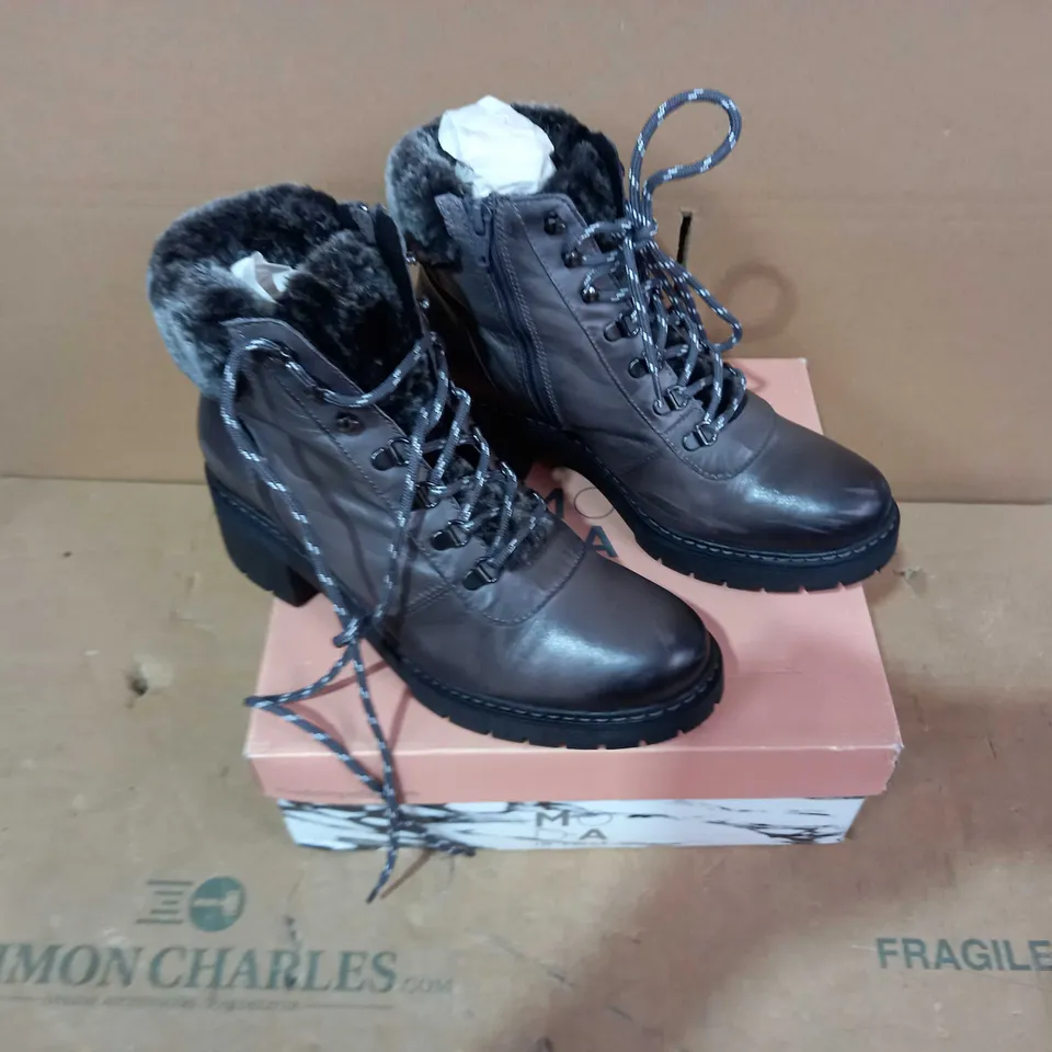BOXED PAIR OF MODA IN PELLE BOOTS - SIZE 41