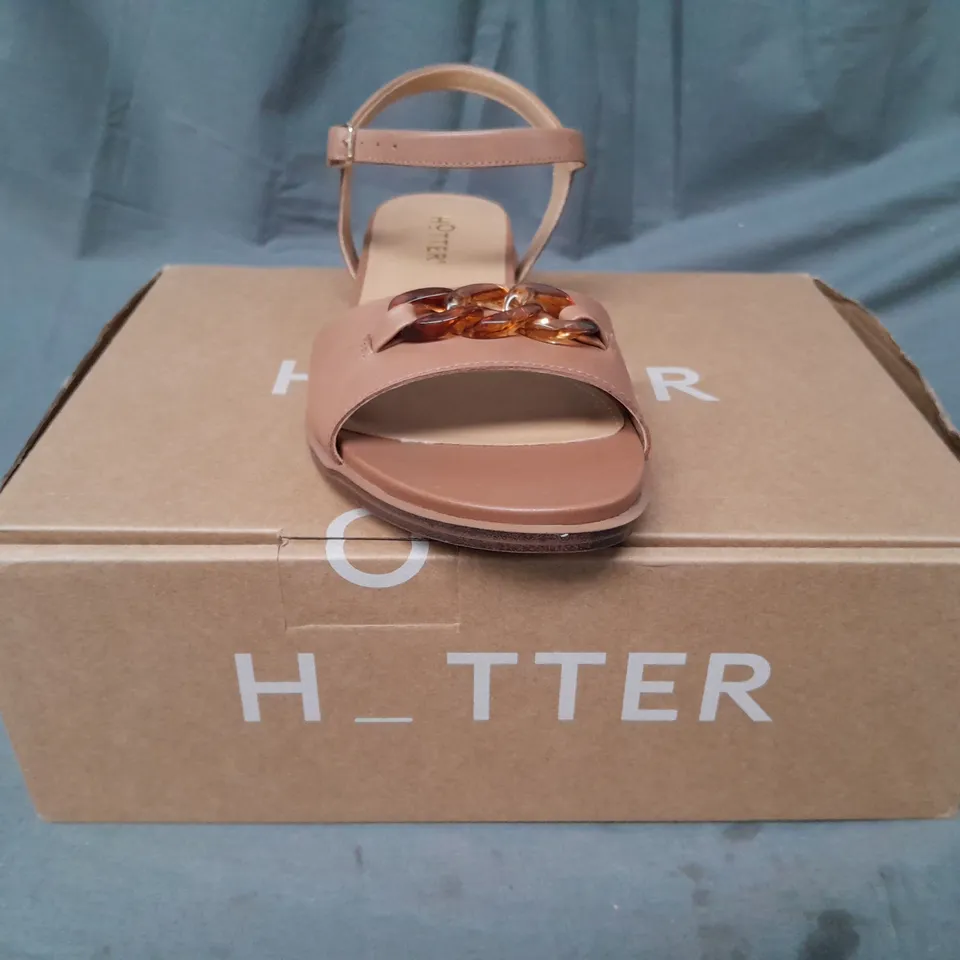 BOXED PAIR OF HOTTER OPEN TOE SANDALS IN TAN UK SIZE 8