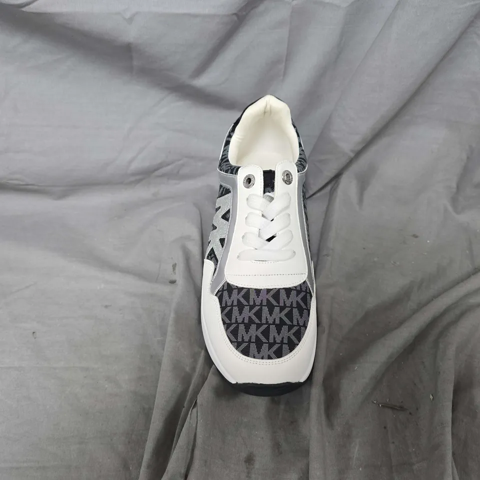 UNBOXED PAIR OF MICHAEL KORS LOGO TRAINERS IN WHITE/BLACK - UK 4