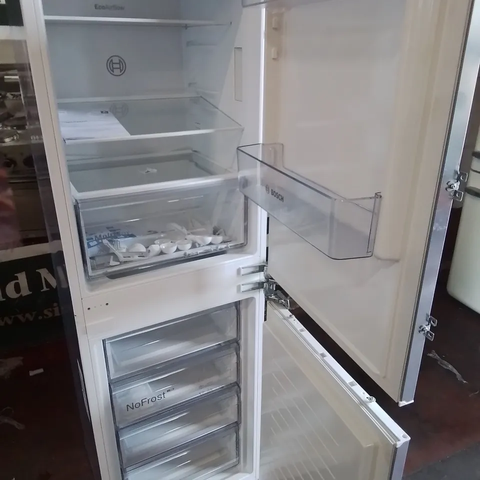 BOSCH BUILT IN FRIDGE FREEZER - KIN85
