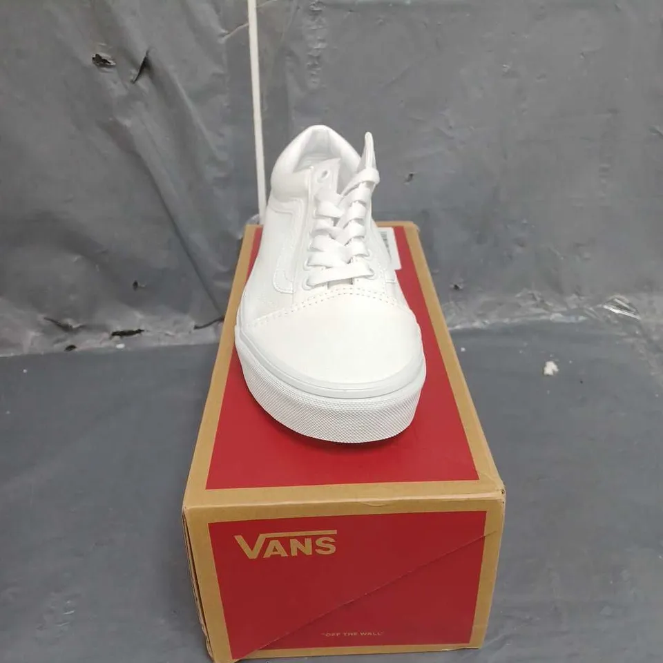 BOXED VANS OLD SCHOOL TRAINERS SIZE 6 