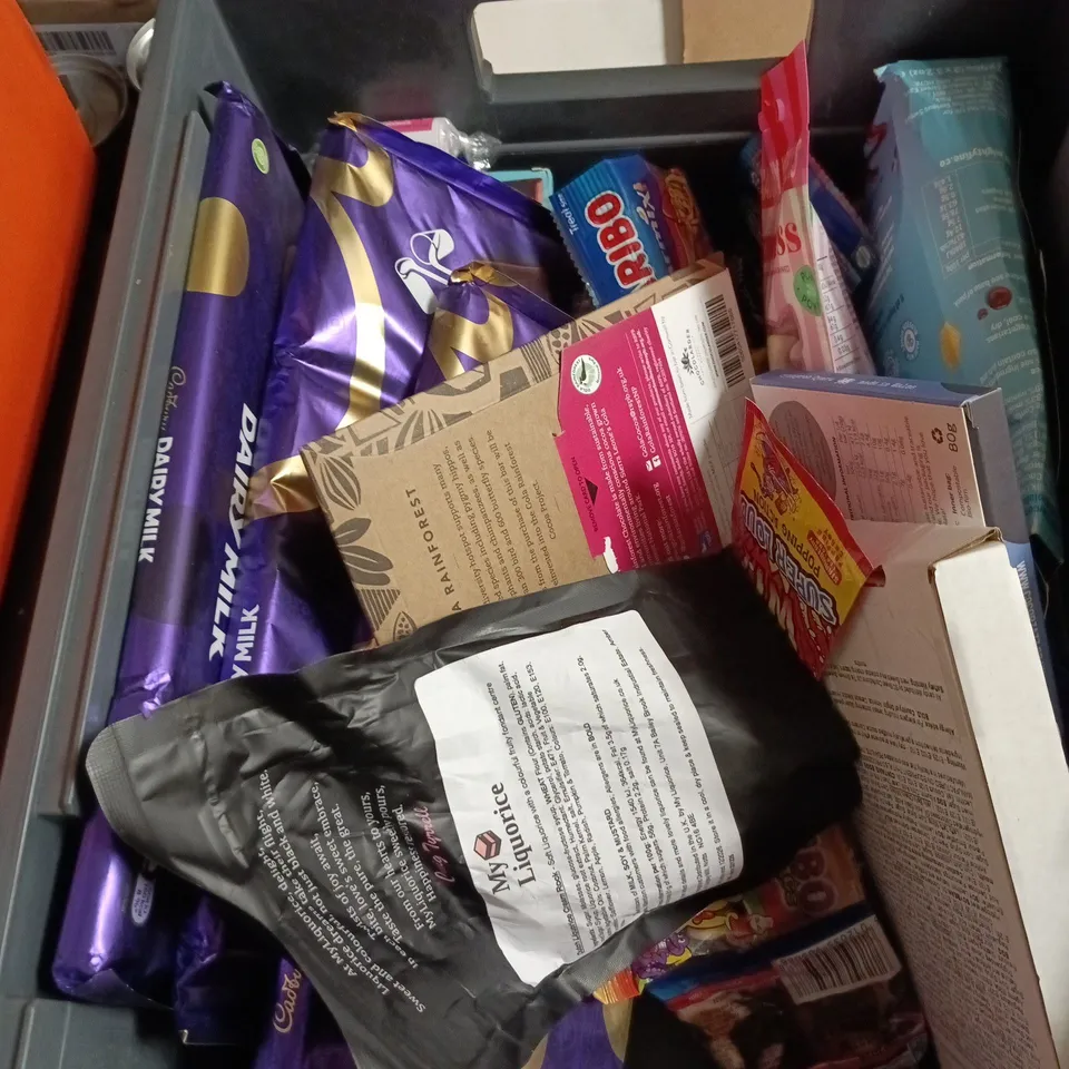 APPROXIMATELY 15 ASSORTED SWEETS AND CHOCOLATE ITEMS TO INCLUDE - HARIBO GIANT STRAWBS, CADBURY DAIRY MILK CHOCOLATE BARS AND LEMON PUFFS