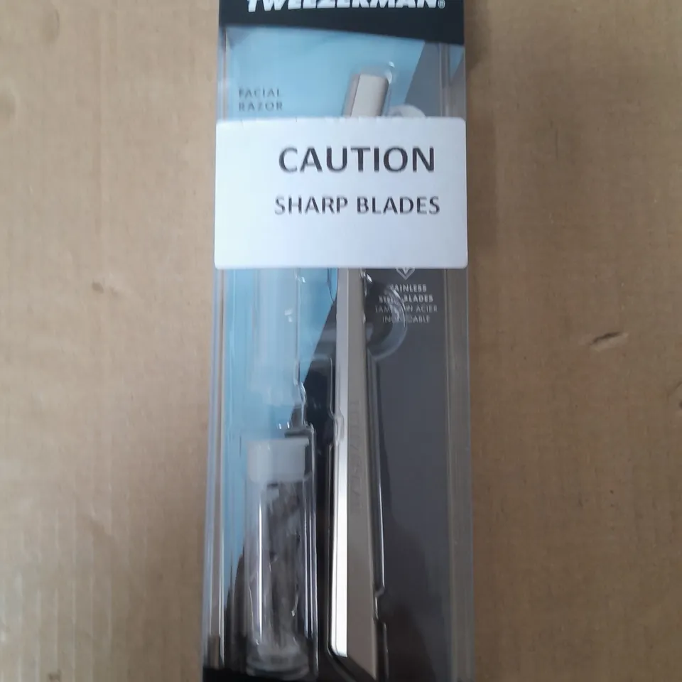 TWEEZERMAN FACIAL RAZOR WITH SPARE BLADES