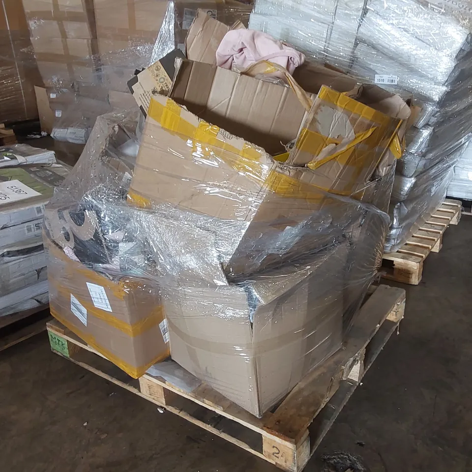 PALLET OF ASSORTED ITEMS INCLUDING: PUZZLE GAMES, BATHTUB MAT, PHONE CASES, LAMP SHADE ECT
