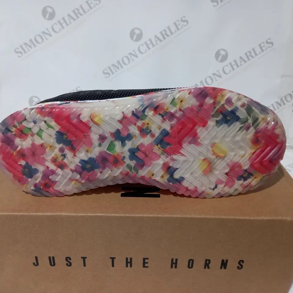 NOBULL SF TRAINER FLORAL SOLE SIZE 4.5