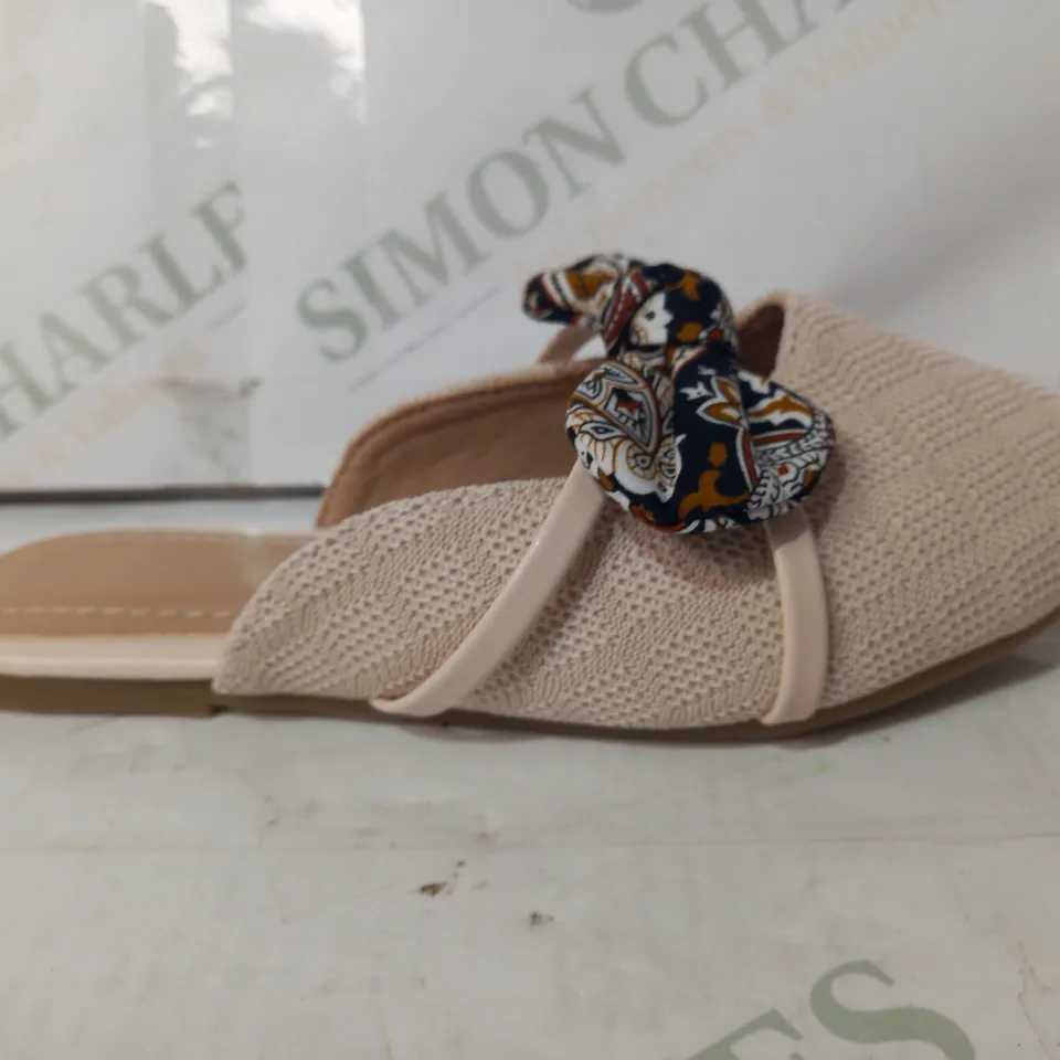 PAIR OF DESIGNER SLIP-ON PUMPS IN BEIGE W. BOW EU SIZE 29