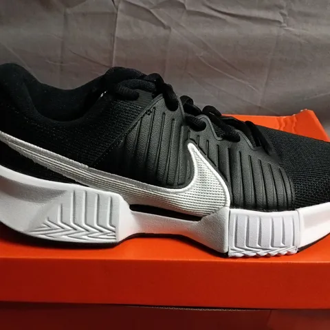 BOXED PAIR OF NIKE ZOOM GP CHALLENGE PRO TRAINERS - UK SIZE 8.5