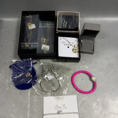 APPROXIMATELY 30 ASSORTED JEWELLERY PRODUCTS TO INCLUDE EARRINGS, NECKLACES, BRACELETS ETC