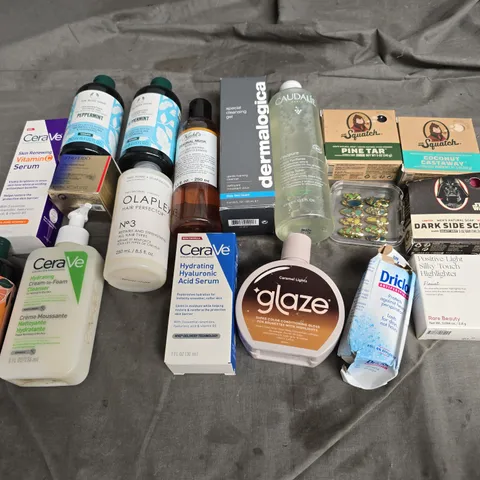 APPROXIMATELY 12 ASSORTED HEALTH & BEAUTY PRODUCTS TO INCLUDE THE BODY SHOP PEPPERMINT GEL, CERAVE VITAMIN SERUM AND DRSQUATCH SOAP ETC.