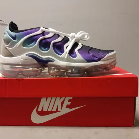 BOXED PAIR OF NIKE AIR VAPORMAX PLUS SHOES IN WHITE/GREY W. BLACK/PURPLE/BLUE GRADIENT UK SIZE 8