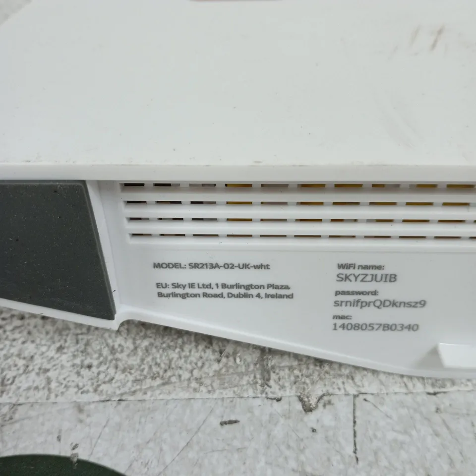 SKY SR213A-02-UK WHITE WIFI ROUTER