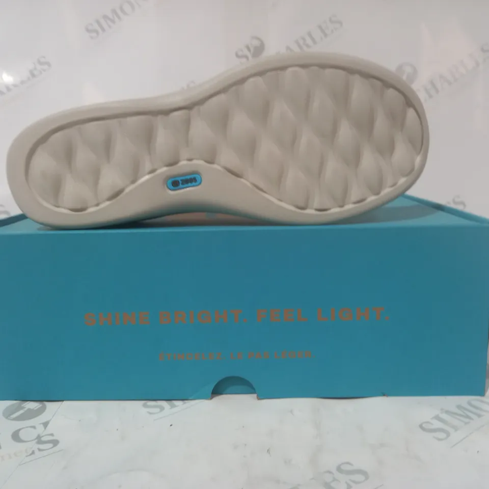 BOXED PAIR OF BZEES SHOES IN BEIGE SIZE 7